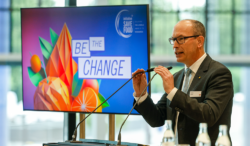 Thomas Dose opens the SAVE FOOD Awards ceremony