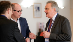 Sleever CEO Eric Fresnel and interpack Director Thomas Dohse talking to each other.